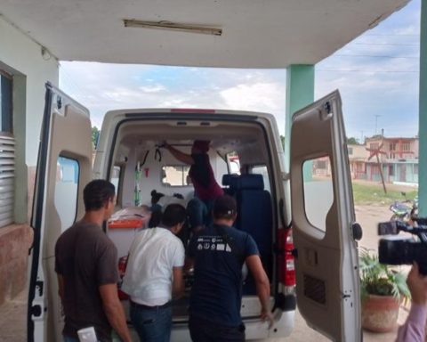 Two dead and twenty injured after a bus overturned on the National Highway