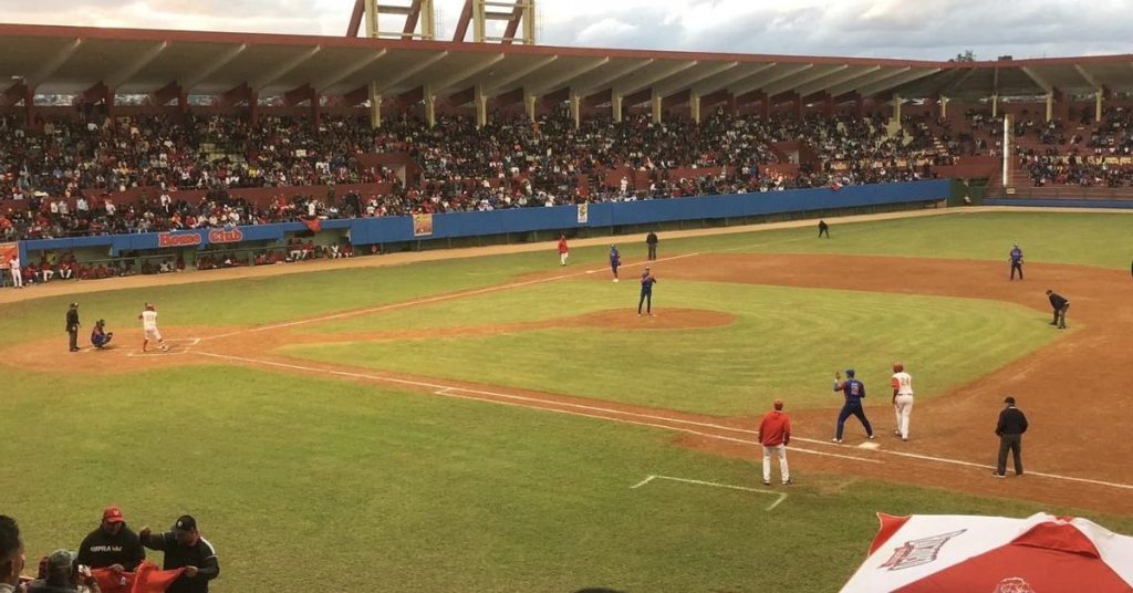 Two workers at the Matanzas baseball stadium arrested for robbing the local team