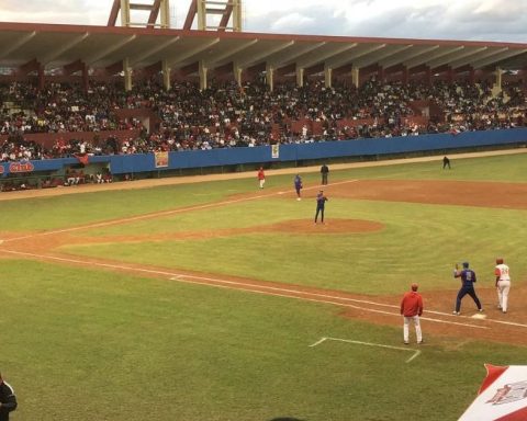 Two workers at the Matanzas baseball stadium arrested for robbing the local team