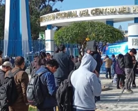 UNCP teachers begin an indefinite strike and take over the university campus