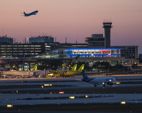 US Government shutdown will force flights to be reduced at 40 airports starting Friday