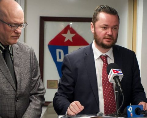 El líder de la Asamblea de la Resistencia Cubana, Orlando Gutiérrez-Boronat (izquierda), y el diputado ucraniano Maryan Zablotskiy