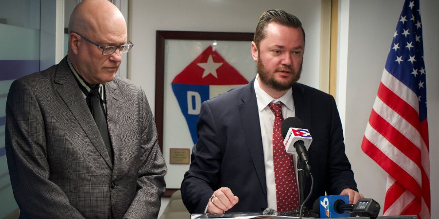 El líder de la Asamblea de la Resistencia Cubana, Orlando Gutiérrez-Boronat (izquierda), y el diputado ucraniano Maryan Zablotskiy