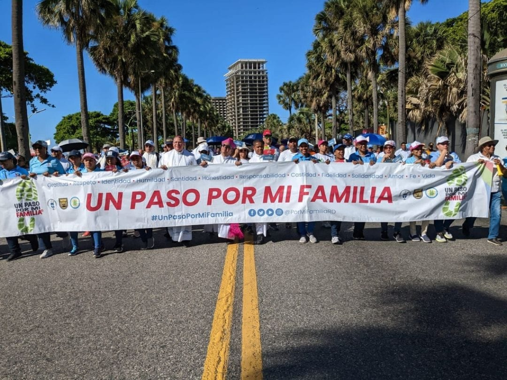 "Un Paso Por Mi Familia 2025" brings together thousands of people on the Malecón of Santo Domingo