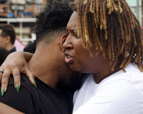 Under factions and operations, the favela population experiences trauma and falls ill