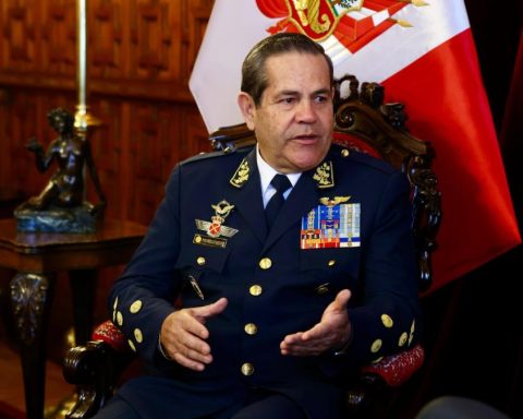 [VIDEO] War planes: General Commander of the FAP retires