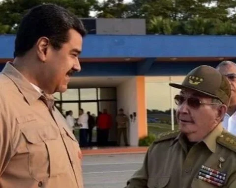 Los dictadores Nicolás Maduro y Raúl Castro