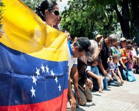 Venezuelan people join in prayer with Christian brothers from the US.
