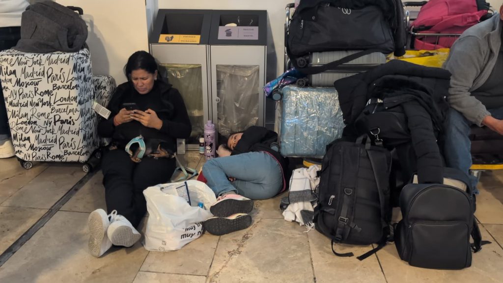 Venezuelans stranded in Madrid cry out for help in the face of uncertainty due to canceled flights