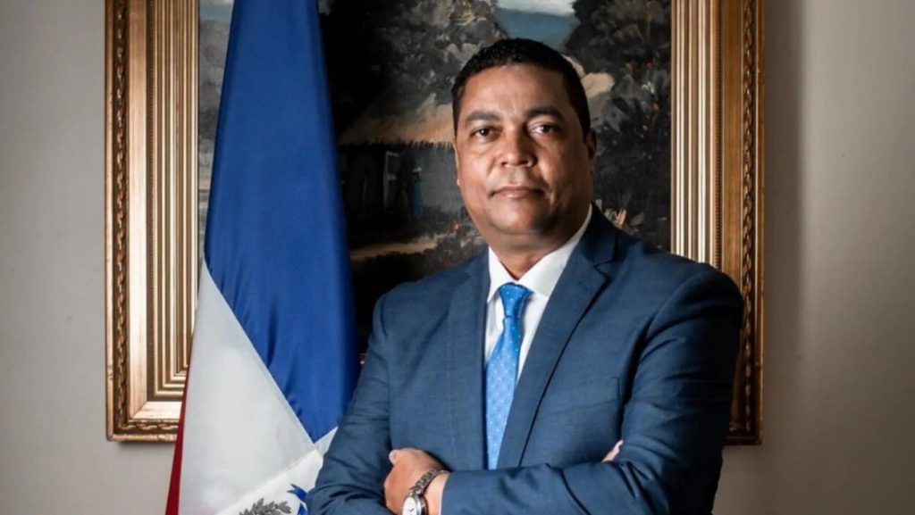 Víctor D´Aza retira precandidatura presidencial: reafirma su compromiso con la unidad del PRM