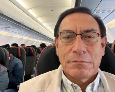 Vizcarra provokes with a message "drain" from plane to Tacna