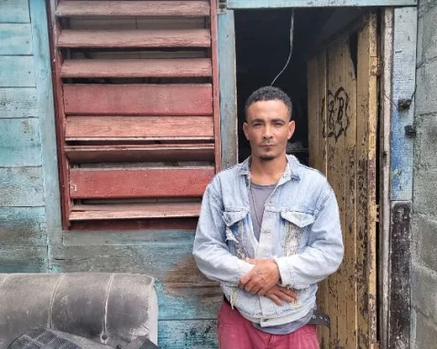 Yuniesky Llanes González posa frente a su vivienda