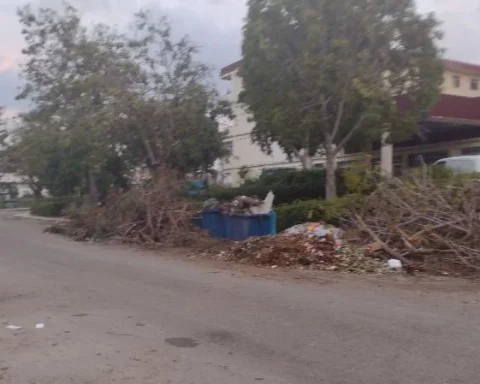 El huracán Melissa afectó a más de 800 escuelas (entre ellas, 84 con daño total en la cubierta y 17 derrumbes totales)