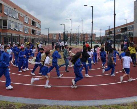 What does the law say about missing the school year in Colombia?