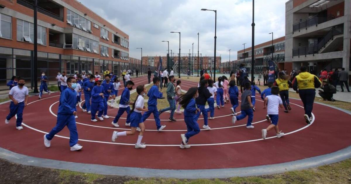 What does the law say about missing the school year in Colombia?