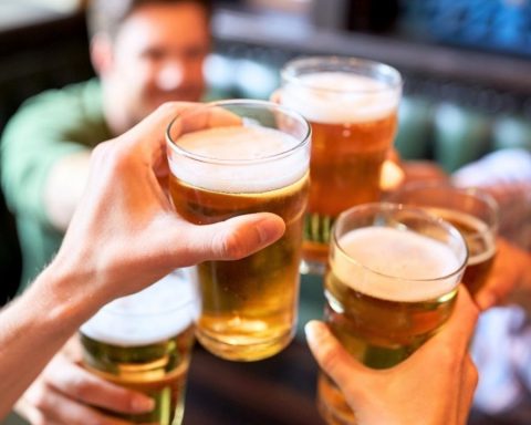 What is the renowned Chilean beer brand that won 5 medals in a Latin American competition?