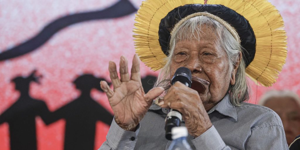 When closing the Peoples' Summit, Cacique Raoni asks that the fight continue