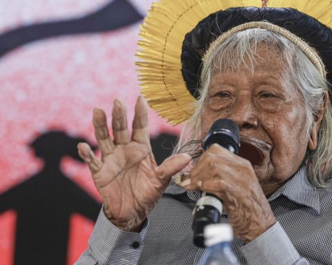 When closing the Peoples' Summit, Cacique Raoni asks that the fight continue
