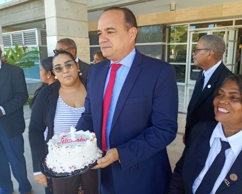 With cake, members of the National Convergence protest embezzlement in SeNaSa and impunity due to political pressure