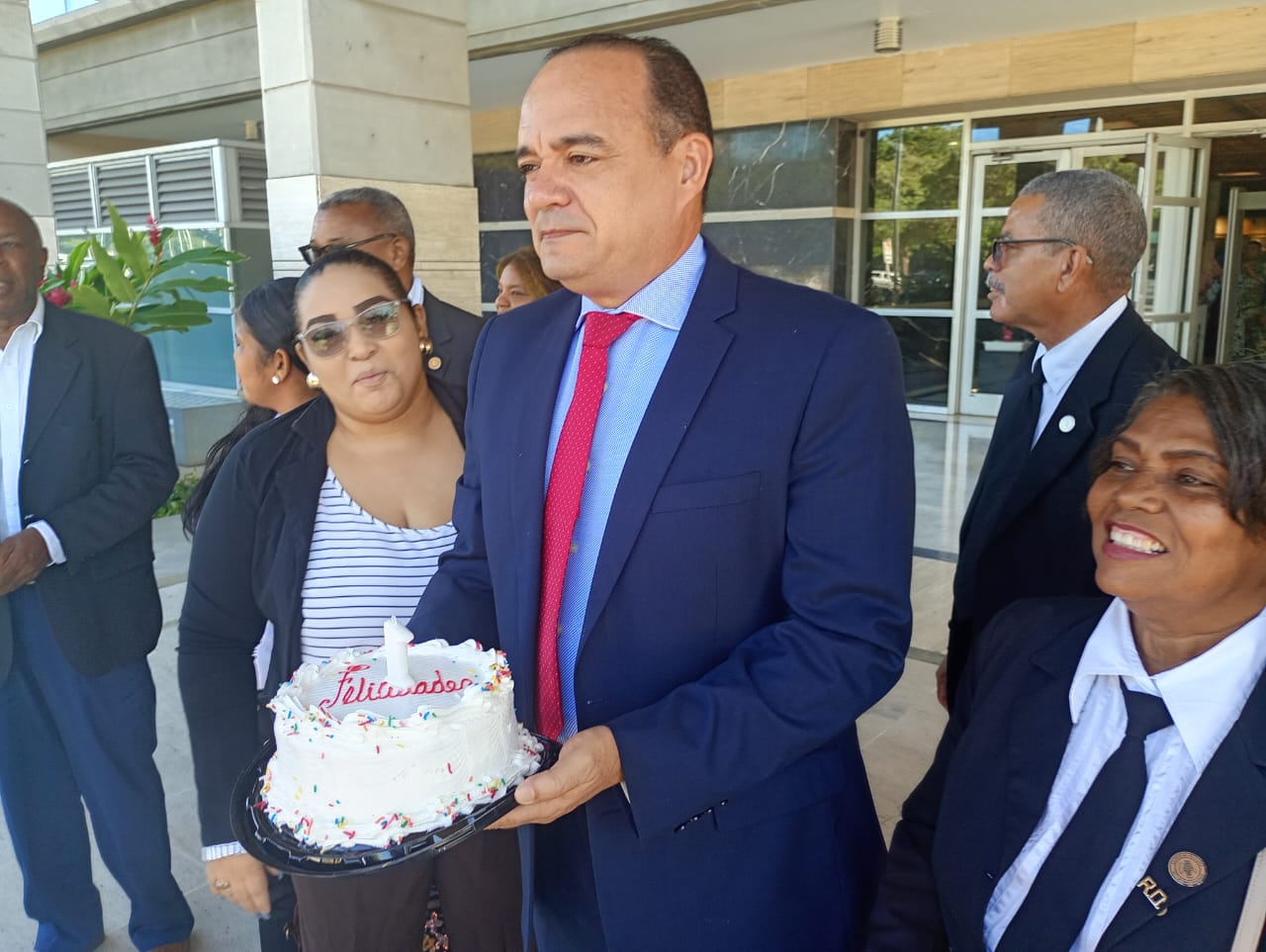 With cake, members of the National Convergence protest embezzlement in SeNaSa and impunity due to political pressure