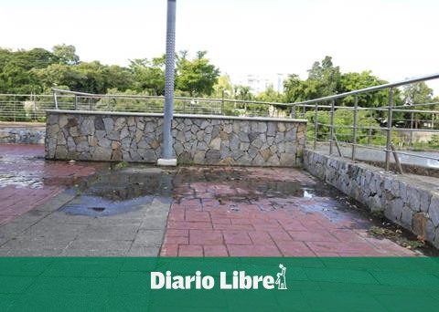 With garbage and weeds: this is the Núñez de Cáceres Environmental Park