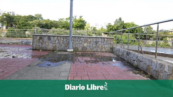 With garbage and weeds: this is the Núñez de Cáceres Environmental Park