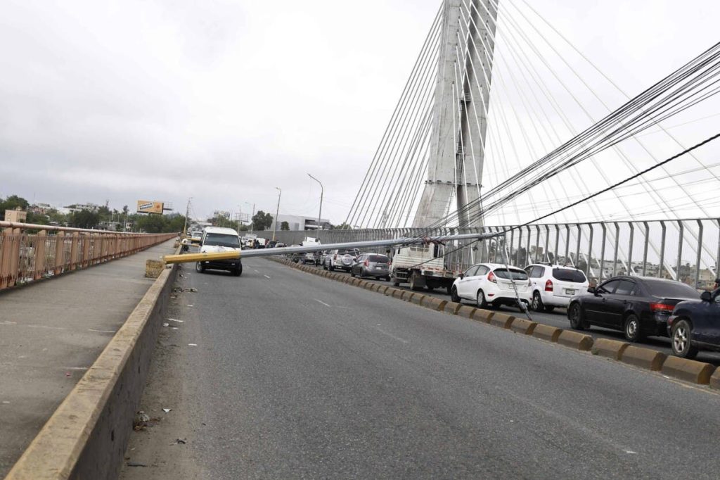 Mujer se lanza del puente de la 17; autoridades suspenden búsqueda hasta este sábado