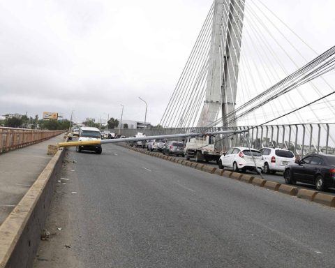 Mujer se lanza del puente de la 17; autoridades suspenden búsqueda hasta este sábado