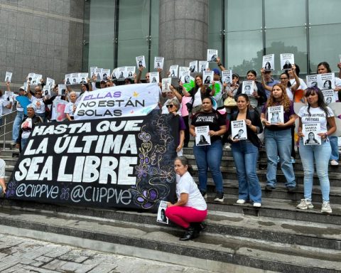 Women protest for immediate release of political prisoners: 24 are missing