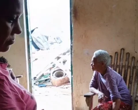 Dos mujeres sobrevivientes al derrumbe de la calle Compostela, en La Habana Vieja