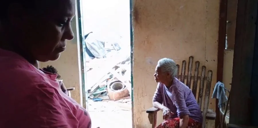 Dos mujeres sobrevivientes al derrumbe de la calle Compostela, en La Habana Vieja