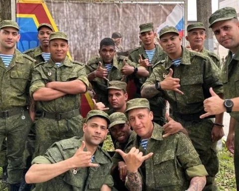 Cubanos posan como soldados del Regimiento de Paracaidistas No. 137, ubicado en la ciudad rusa de Riazán
