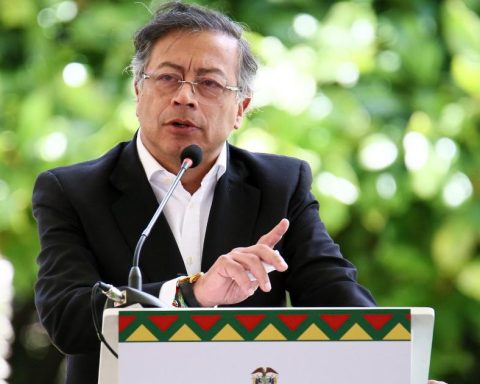 "I don't know how I'm going to live after I leave the Government": Petro for inclusion in Clinton List