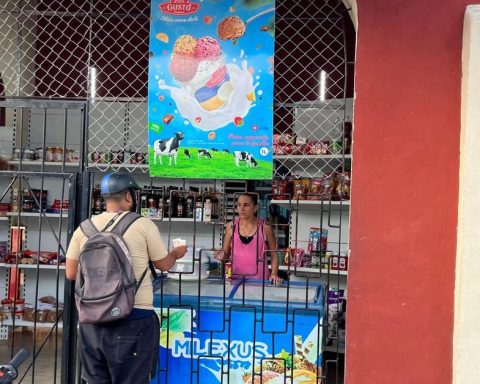 "The dollar has been falling for a week and no one wants to buy them from me"