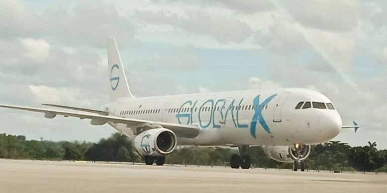 Aeronave en la que arribaron las 139 personas deportadas