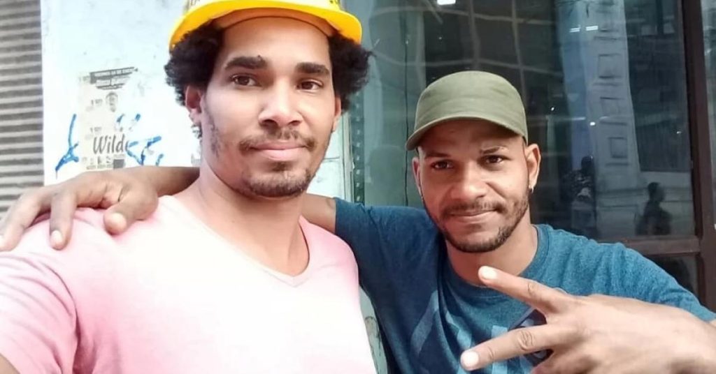 17 Cuban artists remain imprisoned, La Crema leaves and the regime rewards Amaury Pérez