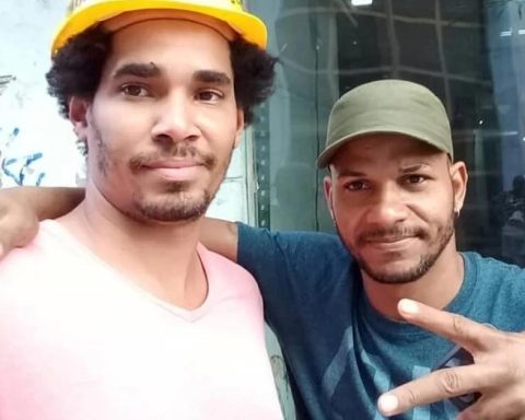 17 Cuban artists remain imprisoned, La Crema leaves and the regime rewards Amaury Pérez