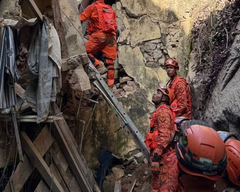 17 people rescued from mansion that collapsed in Rio