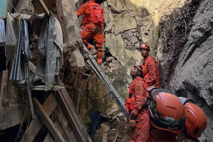 17 people rescued from mansion that collapsed in Rio