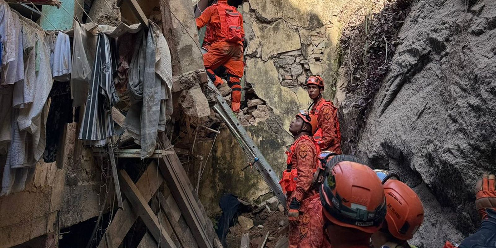 17 people rescued from mansion that collapsed in Rio