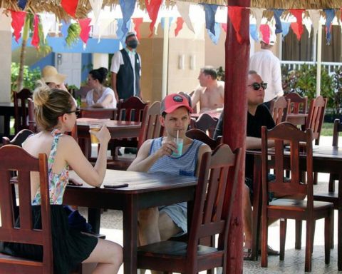 A Russian tour operator diverts tourists who were going to travel to Venezuela to Cuba