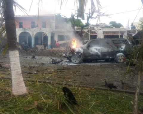 A car bomb explodes in front of the community police in Coahuayana, Michoacán