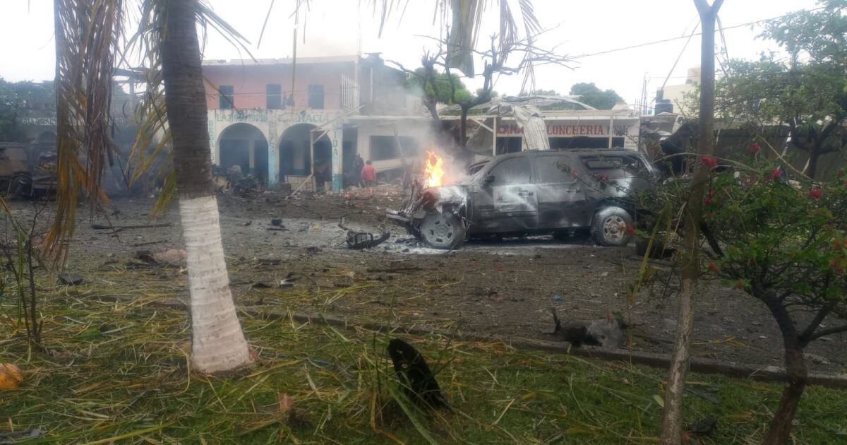 A car bomb explodes in front of the community police in Coahuayana, Michoacán