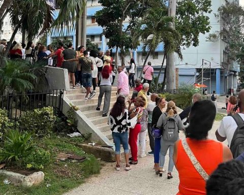 A crowd gathers at the Cuba Pavilion to see the final chapter of Return to the Heart