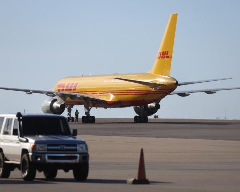 A flight of migrants from the US lands in Venezuela amid tensions over airspace