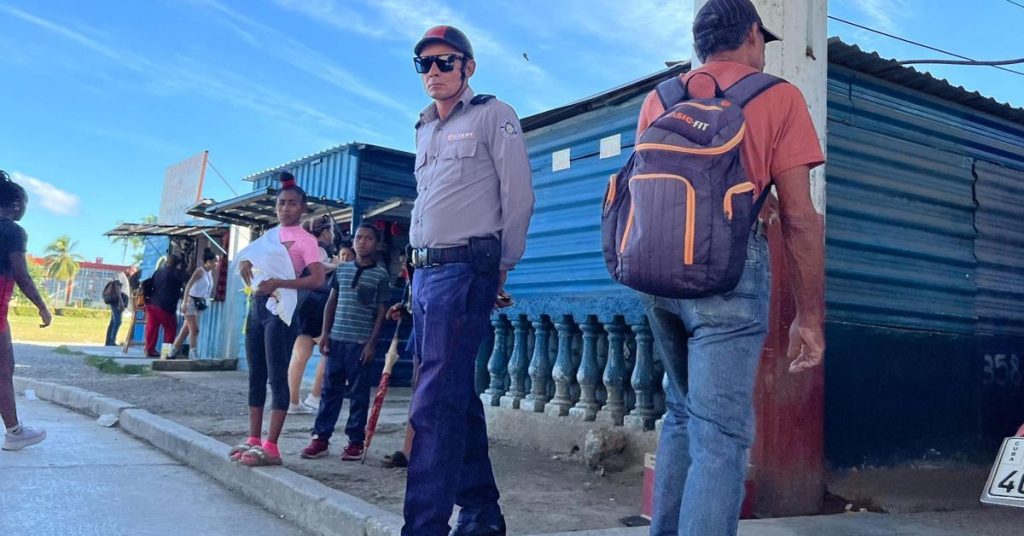 A market under siege: the 'candonga' of 100 and Boyeros retreats in the face of the police raid