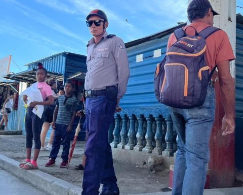 A market under siege: the 'candonga' of 100 and Boyeros retreats in the face of the police raid