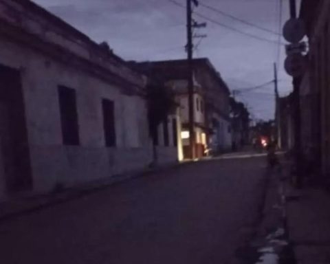 A new record of energy deficit leaves Cubans in the dark in the midst of a health crisis