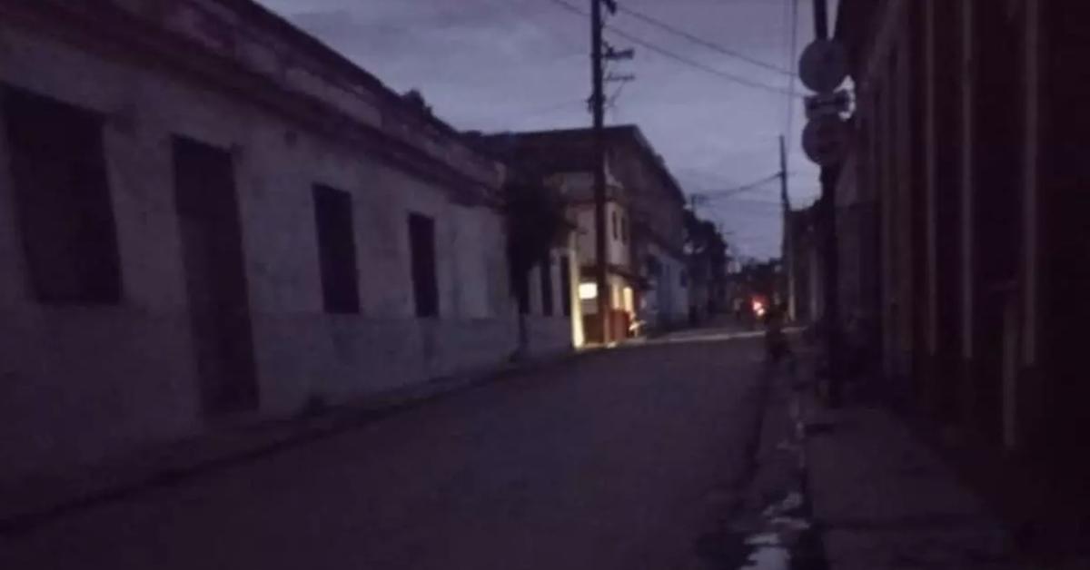 A new record of energy deficit leaves Cubans in the dark in the midst of a health crisis