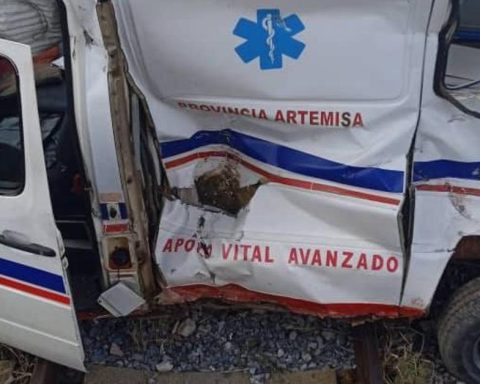 A train collides with an ambulance at a level crossing in Artemisa